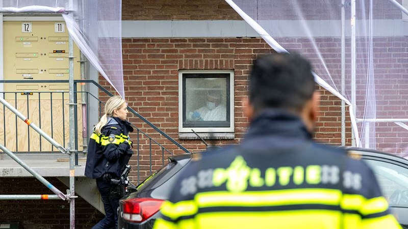 politie doet onderzoek in de kelderboxgang aan de Clauskindereweg