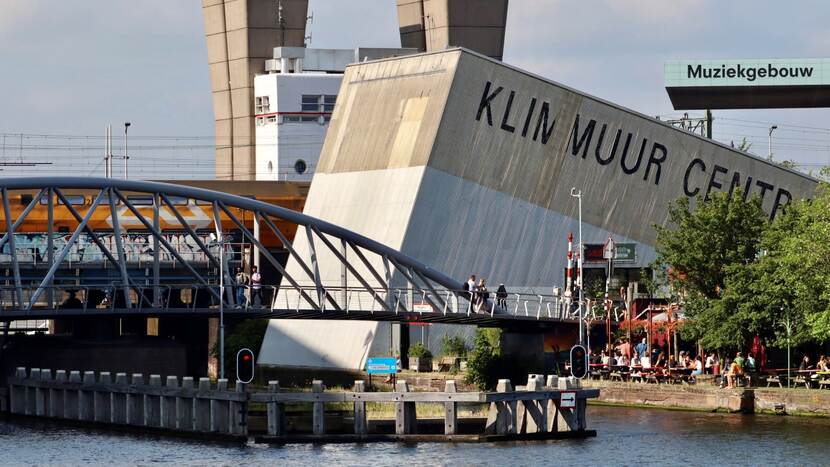 De klimmuur nabij het station Amsterdam Centraal